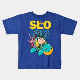 In slow motion like the turtle. Word in abbreviation: SLOMO. Kids T-Shirt